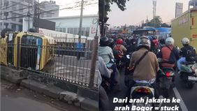 Sebuah truk tangki berwarna kuning terguling di Jalan Raya Bogor arah Pasar Rebo, tepatnya di depan dealer Wuling, Kramat Jati, Jakarta Timur, Kamis, 26 Juni 2025 pagi. Peristiwa kecelakaan lalu lintas tersebut terjadi sekitar pukul 08.00 WIB dan men