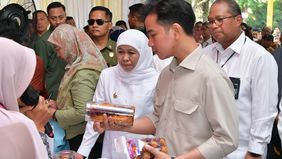 Wakil Presiden (Wapres) Gibran Rakabuming bersilaturahmi dengan para nasabah dan pendamping Program Membina Ekonomi Keluarga Sejahtera yang dibina oleh PT Permodalan Nasional Madani (PNM Mekaar) Bondowoso.

