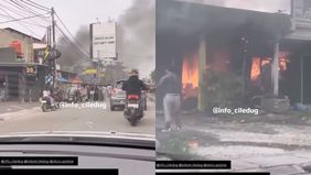 Warga sekitar berusaha memadamkan api dengan alat seadanya. Belum diketahui penyebab terjadinya kebakaran.