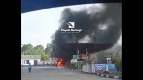 Sebuah mobil terbakar di Kabupaten Kapuas Hulu, Kalimantan Barat (Kalbar). Ironisnya, mobil terbakar di dalam area SPBU. Kala itu, kendaraan tersebut tengah antre untuk mengisi bahan bakar minyak (BBM).