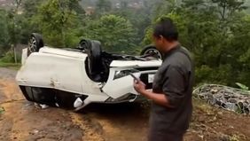 Sebuah mobil mengalami kecelakaan tunggal di Jalan Raya Gentong, arah Tasikmalaya, pada Sabtu pagi 28 Juni 2025 saat hujan deras mengguyur kawasan tersebut.