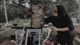 Kabar duka datang dari dunia musik Tanah Air. Ibunda dari musisi Mita The Virgin, Ny. Emmy Sofyana binti Mulan, meninggal dunia pada Kamis, 27 Juni 2025 pukul 16.36 WIB di Rumah Sakit Kanker Dharmais, Jakarta.