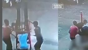 Saat kejadian, korban tengah mendorong troli bersama empat rekannya. Namun saat melewati tanggul, troli tersebut rubuh.