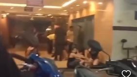 Para wanita itu tiba-tiba menjerit-jerit