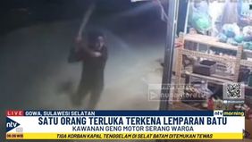 Sekelompok Orang Yang Diduga Anggota Geng Motor Menyerang Sejumlah Pemuda Yang Tengah Duduk Santai Di Depan Toko.