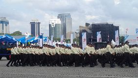Satuan Pengamanan (satpam), organisasi kemasyarakatan (ormas), dan unsur potensi masyarakat (potmas) ikut upacara dan defile Hari Ulang Tahun (HUT) ke-79 Bhayangkara di Monumen Nasional (Monas), Jakarta Pusat , Selasa, 1 Juli 2025.