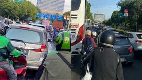 Arus lalu lintas di sekitar Monumen Nasional (Monas), Jakarta Pusat, mengalami kemacetan parah pada Selasa pagi, 1 Juni 2025. Ribuan warga yang memadati lokasi untuk mengikuti perayaan Hari Ulang Tahun (HUT) ke-79 Bhayangkara menjadi salah satu penye