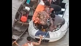 Pemuda berinisial CSP (18) tewas tenggelam di Sungai Batang Ombilin, Nagari Muaro, Sijunjung, Sumatra Barat (Sumbar). Korban tewas saat minta divideokan, ketika ia berenang seberangi sungai.