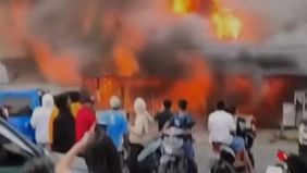 Kebakaran hebat melanda kawasan padat di Jalan Letjen Jamin Ginting, Kelurahan Lau Mulgap II, Kecamatan Berastagi, Kabupaten Karo, Sumatera Utara pada Rabu, 2 Juli 2025 pagi.