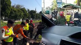 Petugas gabungan langsung evakuasi korban dibantu oleh warga setempat, arus lalu lintas sempat terhambat karena warga yang ingin melihat kejadian tersebut.