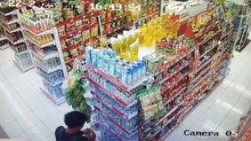 Sebuah rekaman kamera pengawas (CCTV) di sebuah minimarket memicu kehebohan di media sosial. Seorang pria terekam nekat membuka puluhan tutup botol air mineral Aquviva satu per satu, untuk mencari undian berhadiah iPhone yang disisipkan di balik tutu