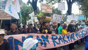 Warga kampung kota dan pedagang kaki lima (PKL) turun ke jalan melakukan aksi unjuk rasa besar-besaran di depan Balai Kota DKI Jakarta, Rabu, 2 Juli 2025.