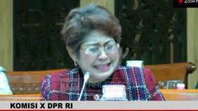Wakil Ketua Komisi X DPR RI dari Fraksi PDIP MY Esti Wijayati, dan Anggota Komisi X DPR RI dari Fraksi PDIP Mercy Chriesty Barends, yang menangis saat mendengar Fadli tetap mempertanyakan penggunaan diksi "massal" dalam peristiwa pemerkosaan 1998.