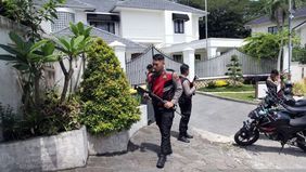 Usai menggeledah rumah pribadi Kepala Dinas PUPR Sumut nonaktif, Topan Obaja Putra Ginting, pada Rabu, KPK menyita uang tunai Rp2,8 miliar dan dua senjata api sebagai barang bukti.