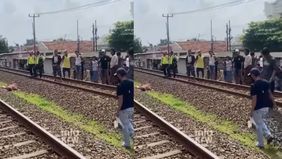 Sementara itu, identitas korban yang tertabrak masih belum diketahui.