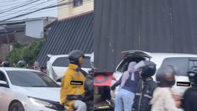 Diduga, truk dari arah Cijedil mengalami rem blong dan menabrak beberapa kendaraan di depannya.