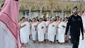 Presiden Republik Indonesia Prabowo Subianto melaksanakan ibadah umrah di Kota Suci, Mekkah. Kegiatan ibadah tersebut dilakukan Prabowo di sela-sela kunjungan kenegaraannya ke Arab Saudi.