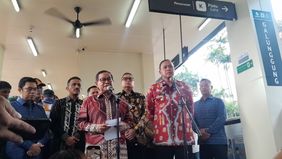 Gubernur DKI Jakarta, Pramono Anung yang juga ditemani oleh Wali Kota Bekasi, Tri Adhianto Tjahyono meluncurkan Transjabodetabek rute Bekasi-Dukuh Atas.