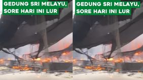 Api membakar isi gedung sore hari ini.