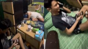 Beredar sebuah foto seorang narapidana diduga sedang menggunakan handphone dan menikmati tembakau sintetis atau sinte di dalam Lembaga Pemasyarakatan (Lapas) Salemba, Jakarta Pusat.