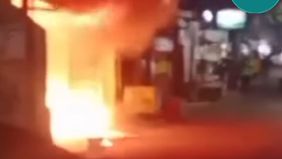 Belum diketahui secara pasti penyebab terjadi kebakaran tersebut kini sudah dalam penanganan petugas pemadam kebakaran.
.