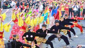 Suasana Bundaran Hotel Indonesia (HI), Jakarta Pusat, berubah menjadi panggung budaya spektakuler pada Minggu, 6 Juli 2025. Pemerintah Provinsi DKI Jakarta sukses menyelenggarakan acara bertajuk "Jakarta Dalam Warna", yang menampilkan kolaborasi luar