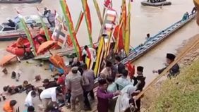 Insiden mengejutkan terjadi saat pembukaan event Pacu Jalur Rayon III di Kecamatan Pangean, Riau, Jumat, 4 Juli 2025 sore.