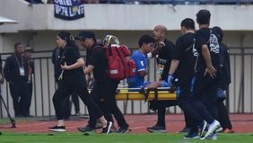 Bek senior Persib Bandung, Achmad Jufriyanto, mengalami cedera serius berupa patah tulang rusuk usai berbenturan keras dengan pemain lawan dalam laga pembuka Piala Presiden 2025 melawan Port FC.