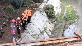 Upaya Tim pencarian dan penyelamatan atau tim SAR Berbuah Hasil, Jenazah Bocah Ditemukan di Kali Sodong, Pulogadung, Jakarta Timur. 
