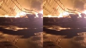 Belum diketahui dari mana api hingga membakar pabrik yang berada di Jalan Raya Ngawi Caruban, Desa Prandon Tengah.