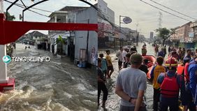 Ratusan rumah di Perumahan Ciledug Indah 1 dan 2, Kecamatan Karang Tengah, Kota Tangerang, terendam banjir hingga setinggi 150 sentimeter pada Selasa pagi akibat luapan Kali Angke. Air mulai memasuki kawasan perumahan sejak dini hari dan membuat warg