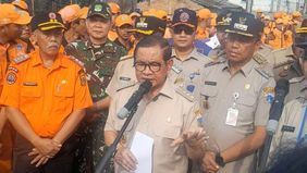 Gubernur DKI Jakarta, Pramono Anung memimpin apel siaga banjir di kawasan Rawajati, Pancoran, Jakarta Selatan.