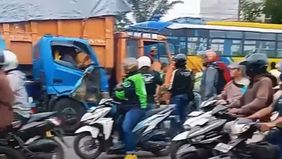 Selalu patuhi aturan lalu lintas, utamakan keselamatan! Jangan sampai lengah di jalan raya.