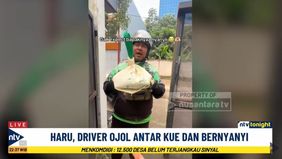 Momen Menyentuh Hati Terekam Saat Seorang Driver Ojol Mengantarkan Kue Ulang Tahun Kepada Pelanggan.
