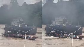 Kepanikan melanda perairan Kalimantan Tengah ketika sebuah kapal tongkang menghantam perahu penumpang yang tengah melintas.