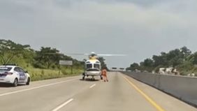 Sebuah video yang memperlihatkan video helikopter, dinarasikan mendarat di Tol Batang belakang ini viral di media sosial.