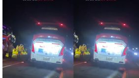 Nampak penumpang bus berhamburan di jalan raya.