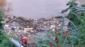 Sesosok mayat tanpa kepala yang diduga pria ditemukan mengapung di Kali Ciliwung, tepatnya di Jalan Rawajati Timur III, kawasan Pancoran, Jakarta Selatan.