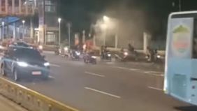 Sepeda motor tiba-tiba terbakar di dekat Halte Polda Metro Jaya, menciptakan perhatian di tengah arus lalu lintas yang padat.