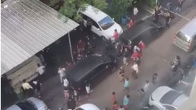 Kapolsek Pancoran Kompol Mansur menjelaskan, insiden ini bermula saat penghuni hendak masuk ke kamarnya. Saat di dalam, penghuni melihat lampu kamarnya padam, sehingga dia turun lagi ke kantor pengelola untuk meminta bantuan.