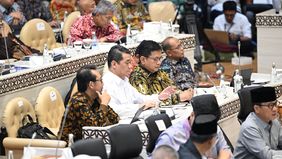 etukan palu dari Ketua Komisi V DPR RI, Lasarus, disambut tepuk tangan meriah di Ruang Komisi V, Gedung Nusantara, Kompleks Parlemen Senayan, Jakarta, Rabu, 9 Juli 2025. Hari itu menjadi momentum penting dalam Rapat Pembahasan Rencana Kerja dan Angga