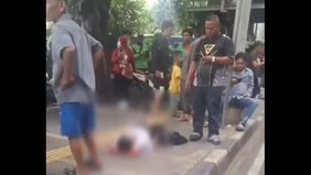 Satu orang terkapar di jalanan
