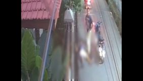 Pria di Kota Bekasi tewas akibat serangan jantung. Padahal, saat itu korban tengah berjalan kaki di sebuah gang wilayah Kelurahan Duren Jaya.
