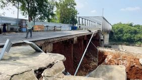 Jembatan Cipamingkis di Kecamatan Cibarusah, Kabupaten Bekasi, ambruk setelah dinding penyangganya roboh dihantam derasnya arus Sungai Cipamingkis. 