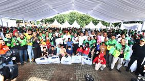 Memasuki persiapan tahun ajaran baru sekolah tahun 2025, Pertamina (Persero) salurkan bantuan seribu paket peralatan sekolah SD dan SMP untuk anak-anak pengemudi ojek dari berbagai provider dan ojek pangkalan di area Jabodetabek berupa seragam sekola
