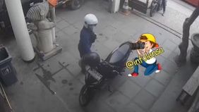 Aksi Dua pelaku pencurian kendaraan bermotor ini terekam kamera cctv. Dari rekaman kamera cctv, peristiwa pencurian Sepeda Motor ini terjadi pada Minggu (13/7) Siang.