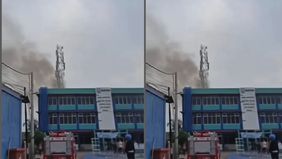 Petugas Damkar masih berusaha melakukan penanganan dan belum diketahui pasti apa penyebab terjadinya kebakaran tersebut.