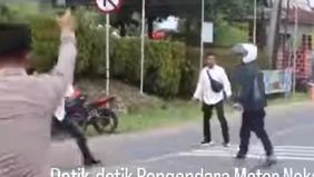 Pelaku mengendarai motor tanpa pelat nomor.