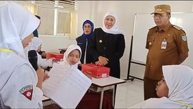 Hari pertama penyelenggaraan Sekolah Rakyat (SR) di Jawa Timur disambut penuh semangat oleh para siswa. Mereka hadir dengan perlengkapan pribadi untuk tinggal di asrama. 