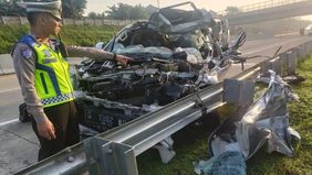 Tiga orang dilaporkan meninggal dunia dalam kecelakaan maut yang melibatkan sebuah mobil Pajero Sport dan dua truk di kilometer 353 + 800 jalur B Tol Batang–Semarang, pada Senin pagi, 14 Juli 2025.